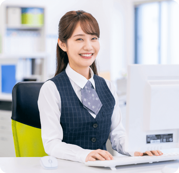 操作している女性のイメージ画像
